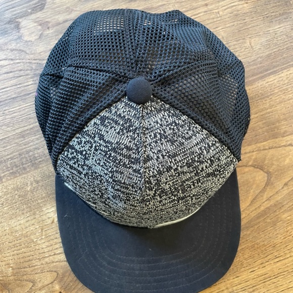 Hat Cap Under Armour Black and Gray Youth UA Snapback Ajustable Stretch EUC - Picture 3 of 6